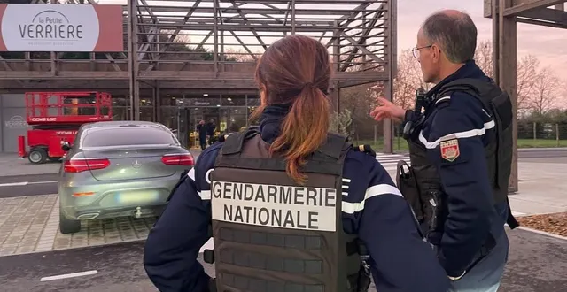 photo  à l’approche des fêtes de fin d’année, la gendarmerie multiplie les rondes dans les zones commerciales et aux abords des entreprises comme ici près de verrières-en-anjou.  &copy;  ouest-france 