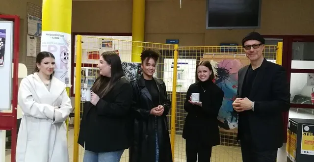 photo  willy lespa et quelques étudiantes, dont ilana, à ses côtés.  &copy;  ouest-france 