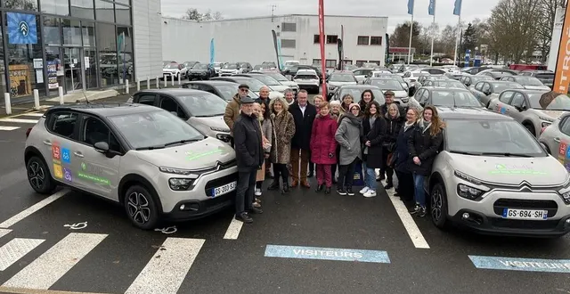 photo  des salariés et présidents de plusieurs associations regroupés autour de magali pottier, directrice générale, et claire lenoir, présidente de l’admr de l’orne.  &copy;  ouest-france 