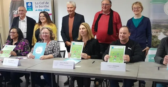 photo  élus et représentants de la caf à l’heure de la signature  &copy;  le maine libre 