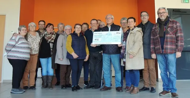 photo  l’association l’union de saint-jean-de-la-motte a remis un chèque de 3 200 € à abord’âge sud sarthe.  &copy;  le maine libre 
