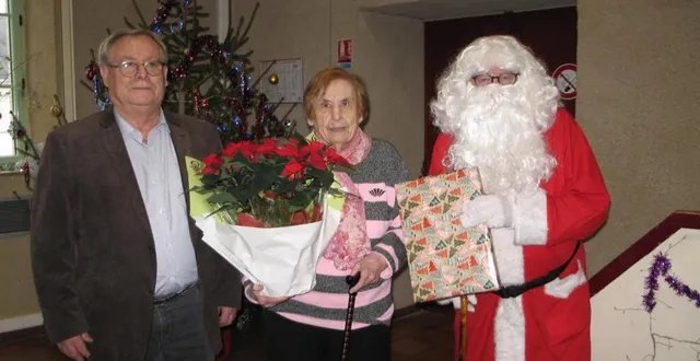 photo  mme reignée, doyenne de l’assistance à 97 ans, a été mise à l’honneur par le président et le père noël.  &copy;  le maine libre 