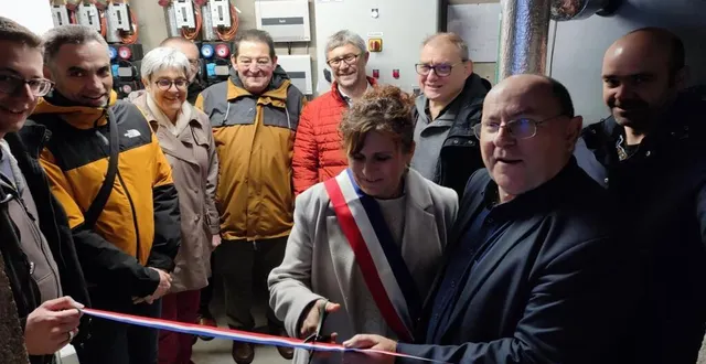 photo  la maire, marie-noëlle richard, a coupé le ruban inaugural de la nouvelle chaudière, avec jean-luc davy président du siemel et en présence de trois élus de candé venus se renseigner.  &copy;  co 