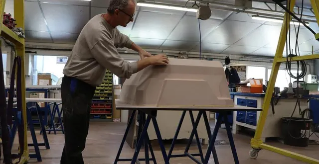 photo  dans l’atelier menuiserie de précigné thermoformage industries, on conçoit les moules en résine sur mesure qui serviront à produire des pièces plastiques par thermoformage.  &copy;  ouest-france 