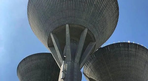 photo  chacun des trois réservoirs des châteaux d’eau de saint-paterne peut contenir 1 800 m³ d’eau.  &copy;  archives ouest-france 