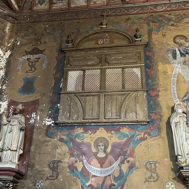 photo c’est par cette fenêtre creusée dans le mur que marguerite de lorraine assistait à la messe, dans la chapelle saint-françois, à mortagne-au-perche.  ©  ouest-france