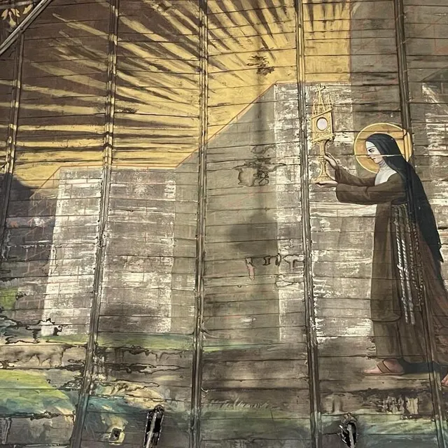 photo au fond de la chapelle, une fresque représente sainte-claire chassant les sarrazins à l’aide du saint-sacrement.  ©  ouest-france