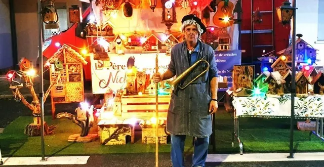 photo  le  père nichoirs devant son stand, lors d’une manifestation extérieure.  &copy;  le maine libre 