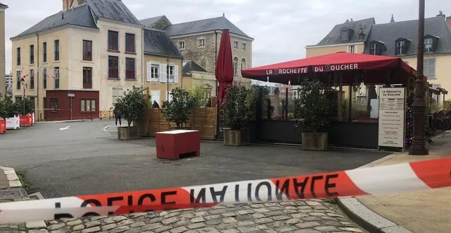photo  la place saint-pierre est inaccessible ce mardi matin 19 décembre 2023.  &copy;  photo le maine libre 