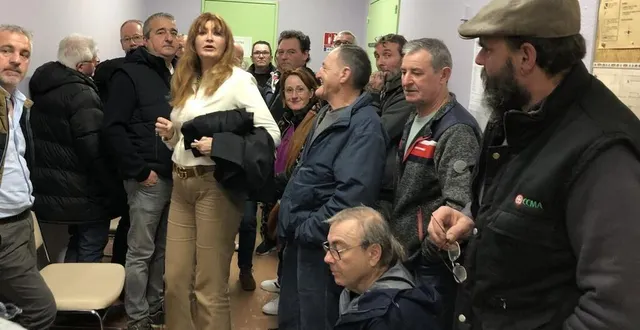 photo  me élise brand a fait le point avec les salariés de sermix après la conciliation : « il faudra qu’on se revoie autour du mois de juin pour l’audience de décembre. »  &copy;  ouest-france 