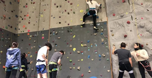 photo  le club d’escalade passe muraille, à la flèche, proposait des baptêmes d’escalade au profit du téléthon, vendredi 8 décembre 2023.  &copy;  archive 