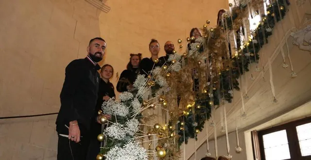 photo  mickaël rault, fleuriste, meilleur ouvrier de france 2018, a conçu le décor de noël du château du lude avec les élèves du lycée nazareth de ruillé.  &copy;  ouest-france 