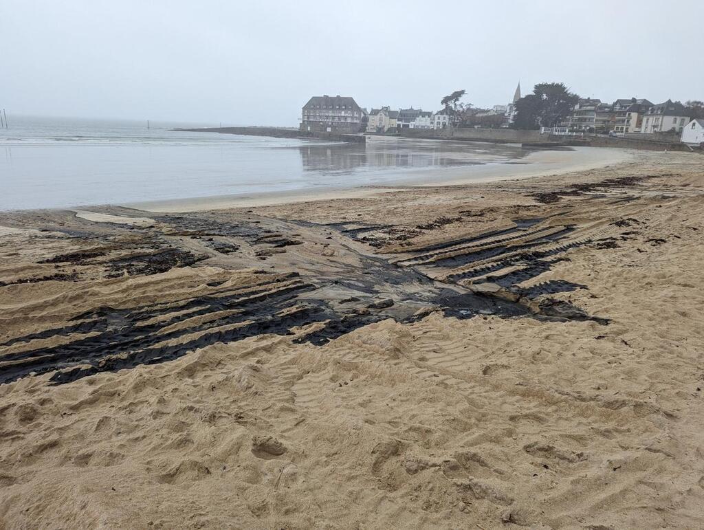 Traces noires sur la plage de Toulhars à Larmor-Plage : « Ce nest pas de  la pollution ! » - Lorient.maville.com