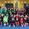 photo  les jeunes footballeurs encadrés par les dirigeants de l’ams chédouet. 