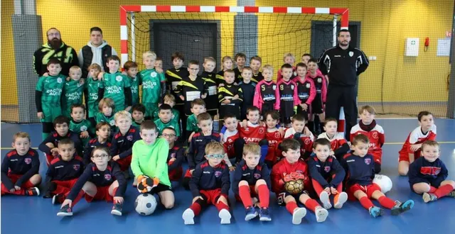 photo  les jeunes footballeurs encadrés par les dirigeants de l’ams chédouet.  &copy;  ouest-france 