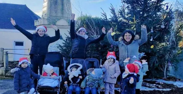 photo  en ce mercredi matin, « il y avait du petit monde dans le bourg de vergonnes ! » les enfants avaient fabriqué des décorations – en carton plastifié ou en bois – et leurs assistantes maternelles (émilie coué, blandine beaumont, flora bordère) les ont aidés à les accrocher au sapin qui s’élève au carrefour de la route de noëllet.  &copy;  co 