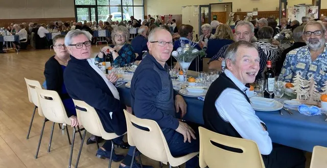 photo  ambiance conviviale pour ce déjeuner de fin d’année, comme le prouvent les visages souriants à la table en premier plan.  &copy;  le maine libre 