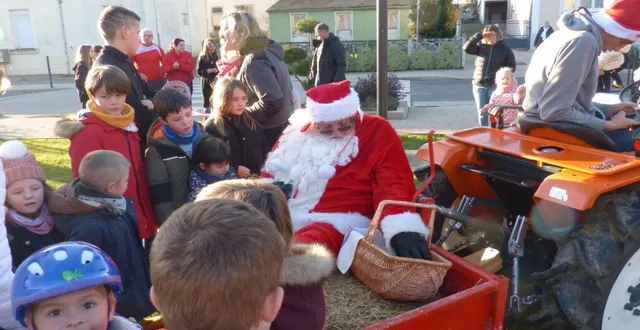 photo  les enfants se sont pressés auprès du père noël.  &copy;  le maine libre 