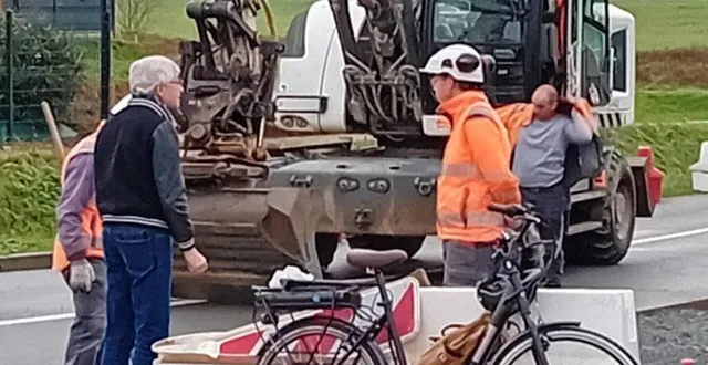 photo  patrick proust, à gauche, adjoint en charge de la voirie, avec les employés d???eiffage.  &copy;  le maine libre 