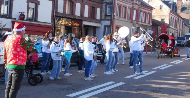 photo  l’arrivée du père noël en fanfare.  &copy;  ouest-france 