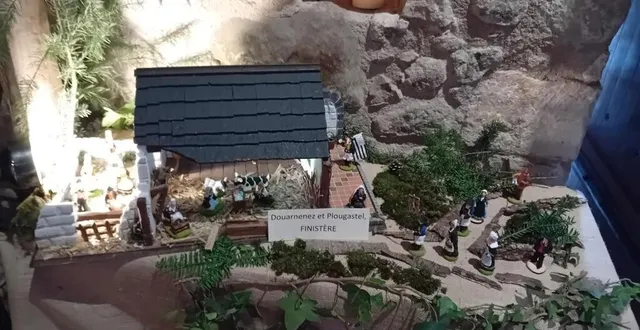 photo  parmi les nombreuses crèches, celle venue de bretagne plaît particulièrement aux enfants.   &copy;  le maine libre 