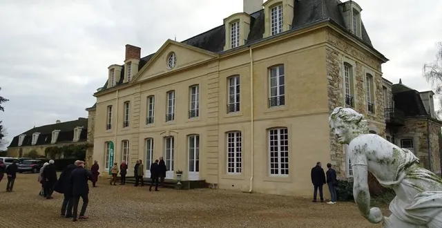 photo  l’enduit de la façade principale du château de chêne de cœur a été refait à l’été 2023 et teinté avec de la terre ocre, issue de terriers de blaireaux creusés dans le parc.  &copy;  ouest-france 