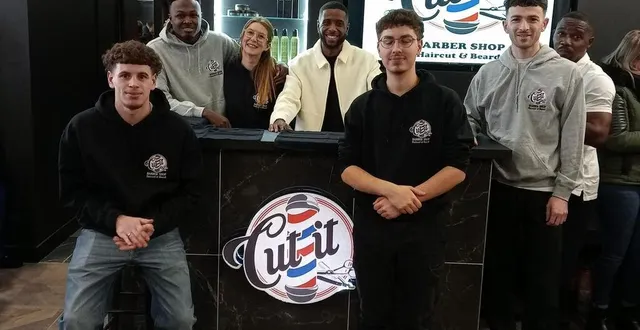 photo  ben, charlotte, alexis, louis, houcine et jérémy ont fêté leur nouvelle adresse avec une clientèle venue en nombre.   &copy;  ouest-france 