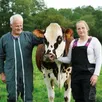 photo une délégation de briouze va se rendre au salon de l’agriculture en 2024 pour soutenir la vache normande oreillette, de françois et lucie foucault, éleveurs à briouze, dans l’orne, égérie du salon de l’agriculture 2024.