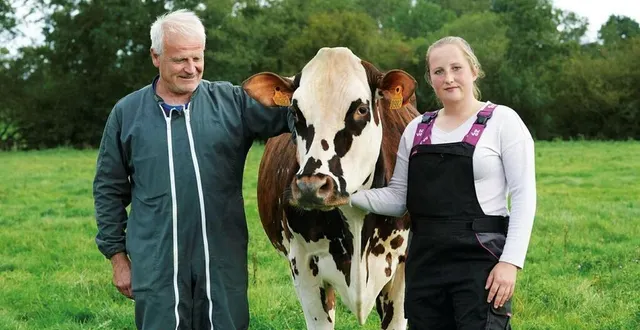 photo  une délégation de briouze va se rendre au salon de l’agriculture en 2024 pour soutenir la vache normande oreillette, de françois et lucie foucault, éleveurs à briouze, dans l’orne, égérie du salon de l’agriculture 2024.  &copy;  p. parchet / sia2024 