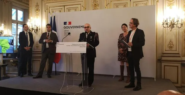 photo  arnaud gras, le lieutenant-colonel sous-directeur territorial du sdis de la sarthe (au centre) et agathe cury, sous-préfète et directrice de cabinet du préfet, représentaient le département lors de la remise du prix.  &copy;  sdis 72 