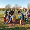 photo les enfants ont aidé jean-claude moser, maire et bernard tronchet, adjoint, pour planter le dernier arbre. cette cérémonie a permis de voir le dynamisme de la commune avec ces jeunes enfants accompagnés desparents, frères et sœurs et quelques grands-parents, qui vont venir grossir les rangs des écoles.