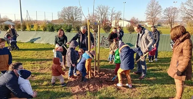 photo  les enfants ont aidé jean-claude moser, maire et bernard tronchet, adjoint, pour planter le dernier arbre. cette cérémonie a permis de voir le dynamisme de la commune avec ces jeunes enfants accompagnés desparents, frères et sœurs et quelques grands-parents, qui vont venir grossir les rangs des écoles.  &copy;  le maine libre 