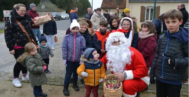 photo  le père noël est venu en personne faire le tirage de la tombola, mais avant il a distribué des bonbons.  &copy;  le maine libre 