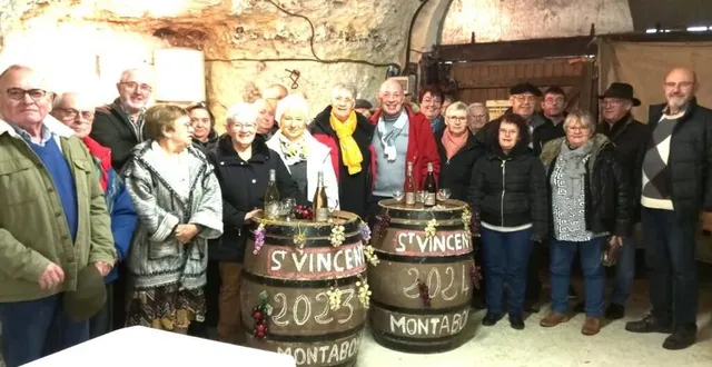 photo  les anciens présidents de la saint-vincent autour des tonneaux  &copy;  ouest-france 