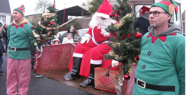 photo  à l’invitation du comité des fêtes et de la municipalité, le père noël a fait un passage, samedi, avec ses lutins. après son tour en remorque dans les rues, tout le monde s’est retrouvé à la salle du bon-laboureur autour d’un copieux goûter. à l’issue de cette collation, tous les enfants ont reçu un cadeau.  &copy;  ouest-france 