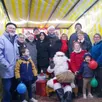photo  les bénévoles avec le père noël. 