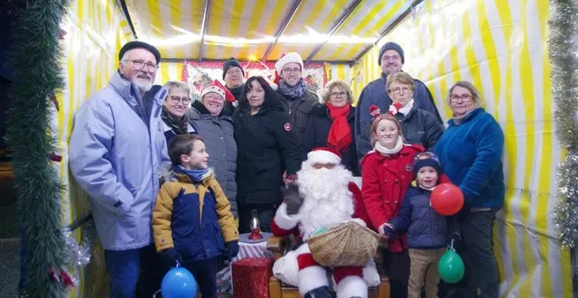 photo  les bénévoles avec le père noël.  &copy;  le maine libre 