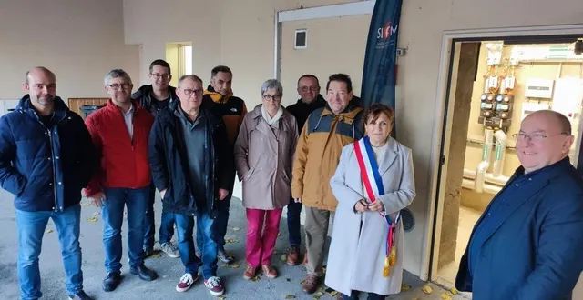 photo  jean-luc davy, à droite, président du syndicat intercommunal d’énergies de maine-et-loire, a coupé le ruban inaugural avec la maire, marie-noëlle richard, en présence de personnels du syndicat et d’élus de candé et d’angrie.  &copy;  ouest-france 