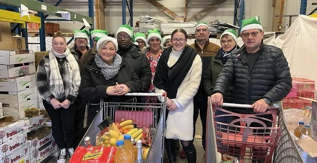 photo  les bénévoles du secours populaire d’argentan (orne) remplissent les chariots pour la préparation des colis festifs de noël.  &copy;  ouest-france 