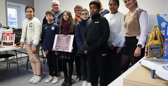 photo  les représentantes du secours catholique et d’alpha sablé se sont vues remettre les jouets récoltés par les enfants du conseil municipal des jeunes.  &copy;  ouest-france 