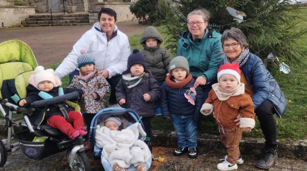 Brusvily. Les enfants de Tchoupi ont décoré le sapin de Noël Dinan