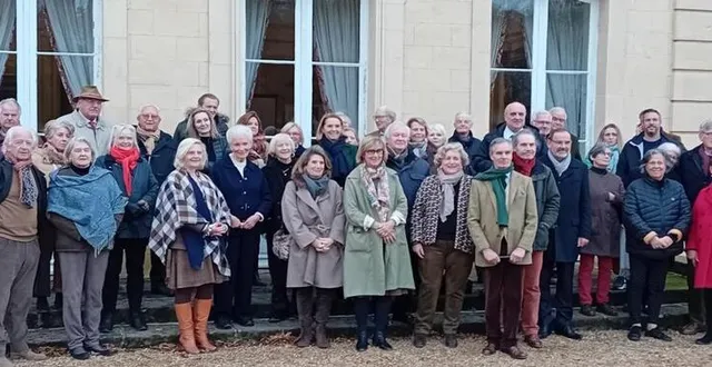 photo  françois et isore ogier d’ivry entourés de proches, des élus du département, et du représentant des vieilles maisons françaises, devant la façade rénovée l’été dernier.  &copy;  le maine libre 