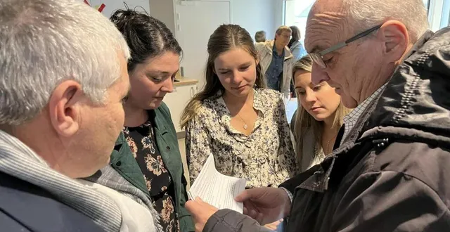 photo  les assistantes maternelles partagent leur projet avec les élus, ici lors de l’inauguration.  &copy;  archives le maine libre 