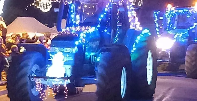 photo  de nombreux spectateurs sont venus voir le défilé des tracteurs décorés.  &copy;  le maine libre 