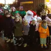 photo  les enfants de saint-georges-du-rosay ont reçu de beaux cadeaux du père noël. 