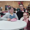 photo élodie, nouvelle présidente, avec justine, parent d’élèves, lors du marché de noël sous la halle.