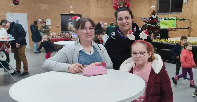 photo  élodie, nouvelle présidente, avec justine, parent d’élèves, lors du marché de noël sous la halle.  &copy;  le maine libre 