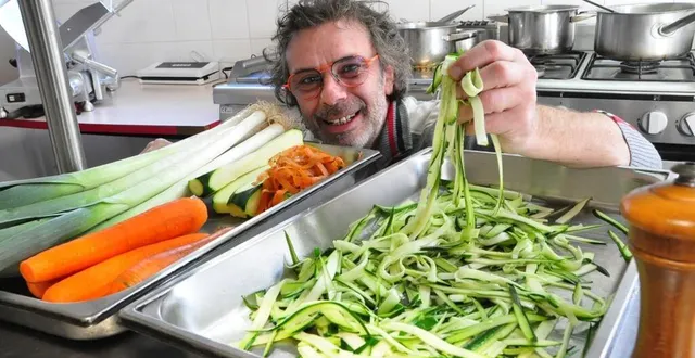 photo  laurent richet est le chef du relais henri-iv à la flèche. à la veille du réveillon, il propose quelques idées de plats afin d’accommoder les restes.  &copy;  le maine libre 