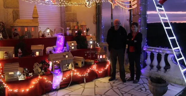 photo  monique et michel tronchet devant la nouvelle pièce de leur féerie de noël, à saint-aubin-de-locquenay.  &copy;  le maine libre 