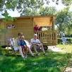photo  des touristes au camping de l'hippodrome, à sablé-sur-sarthe, en 2018. 